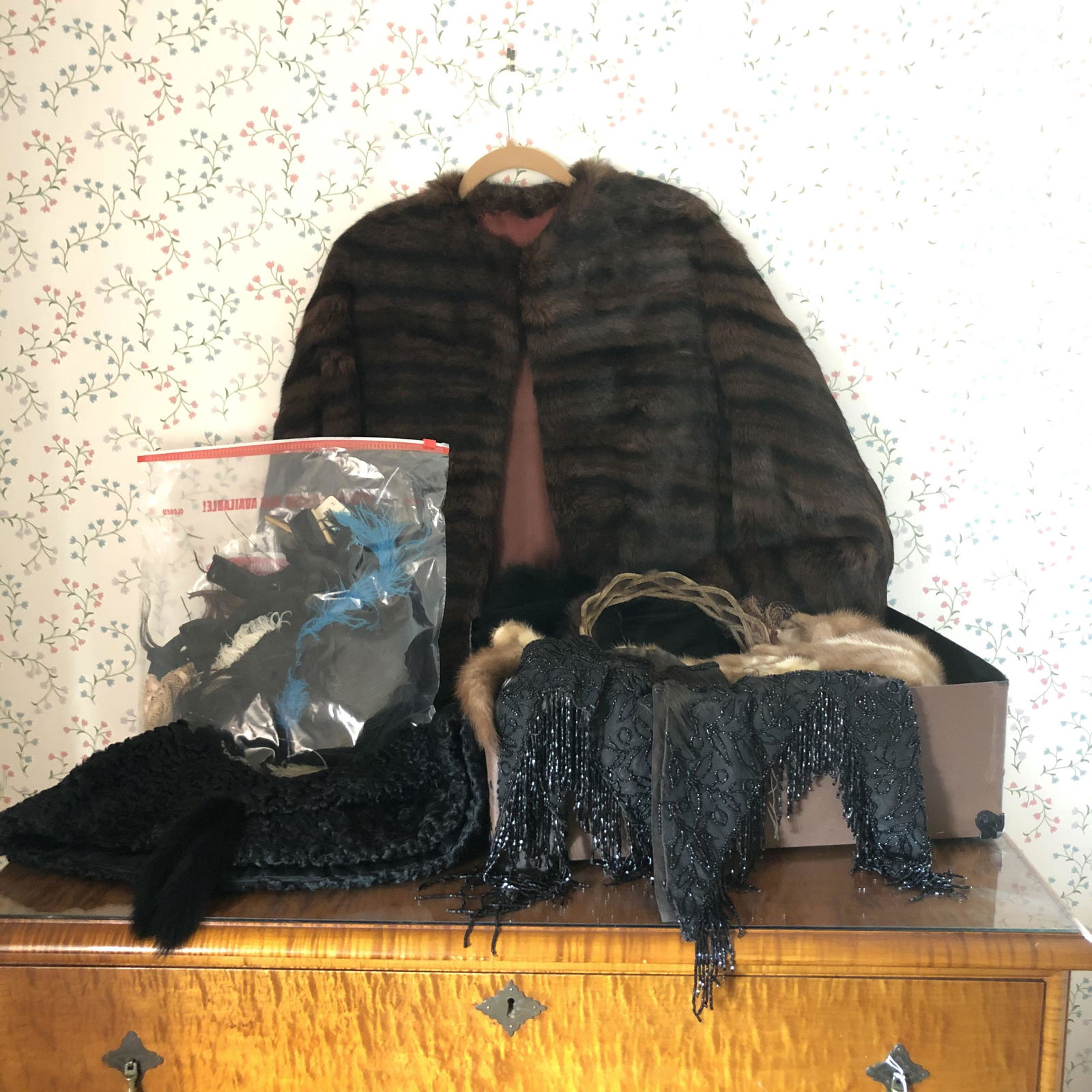 GROUP OF FURS, FEATHERS AND BEADING (1 of 1)