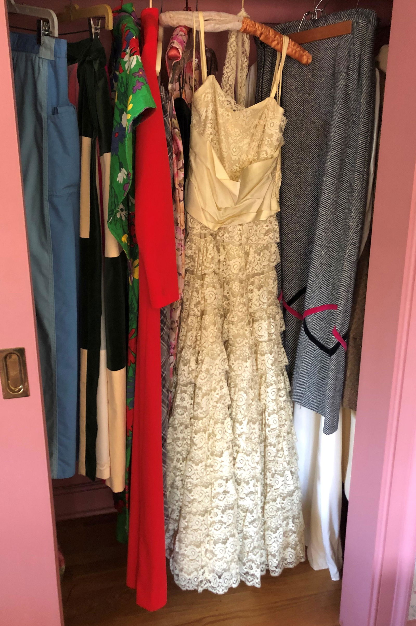 GROUP OF WOMEN'S VINTAGE CLOTHING (1 of 1)