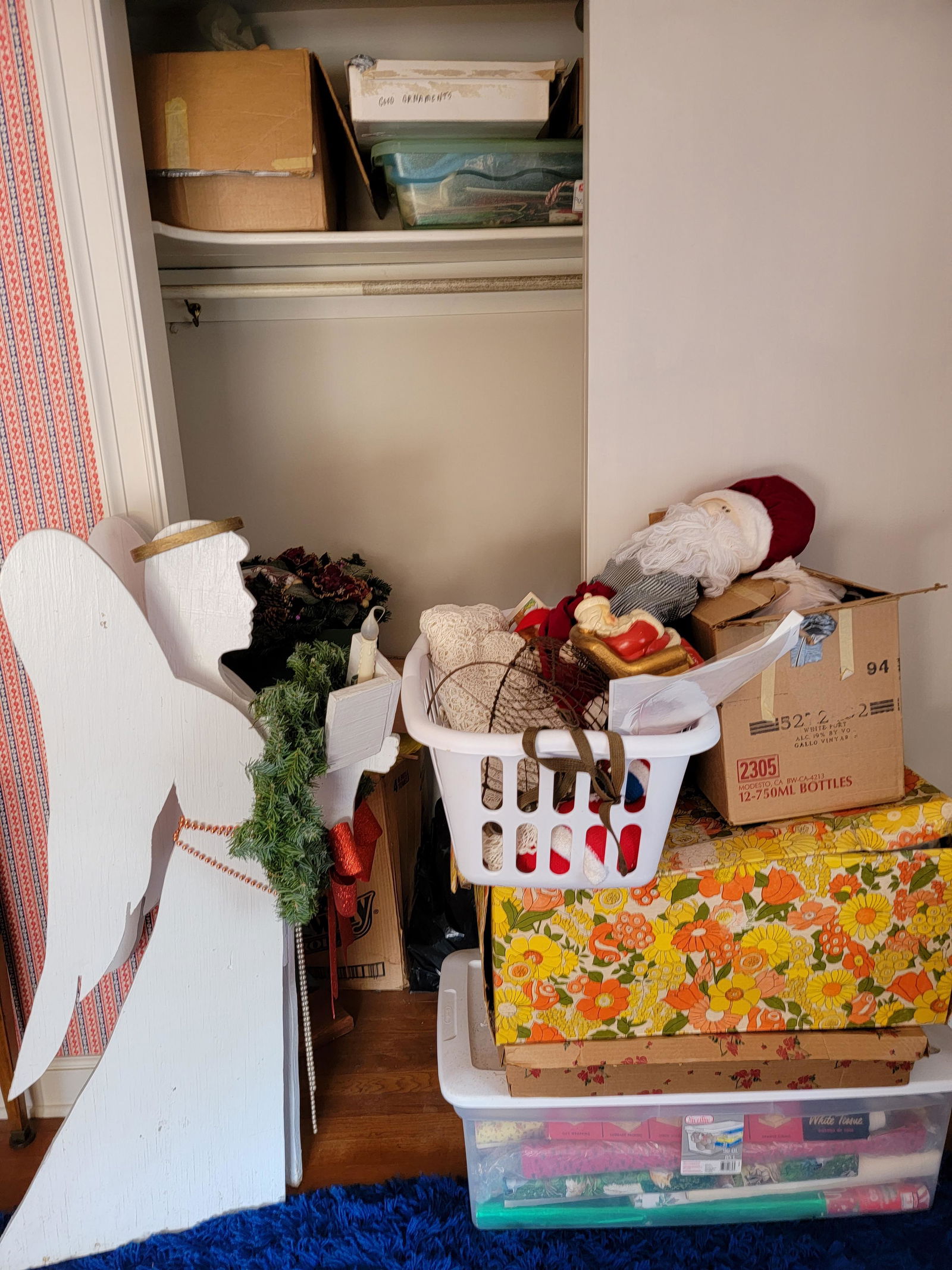 CLOSET CLEANOUT: CHRISTMAS DÃ‰COR (1 of 5)