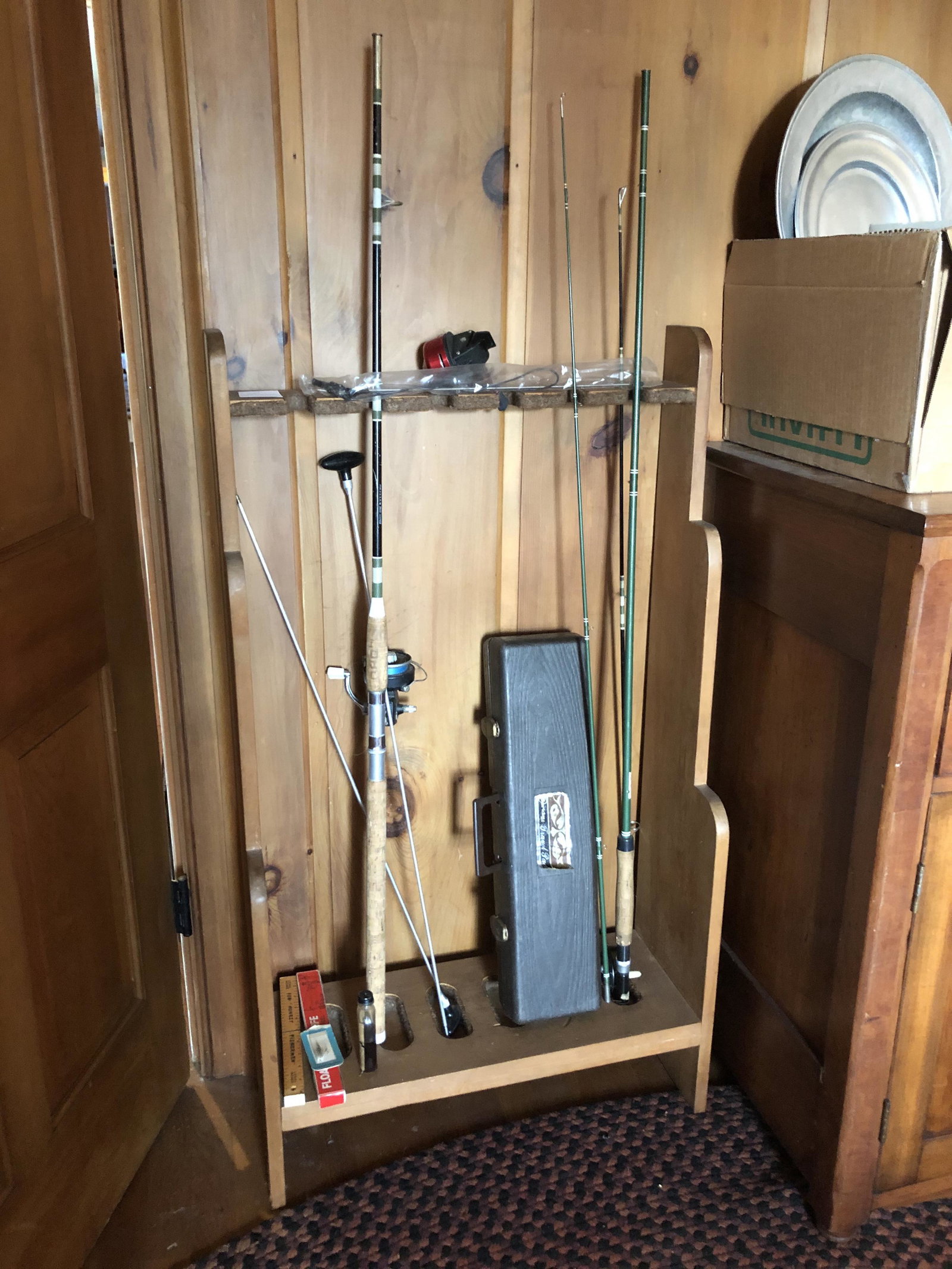 GROUP OF VINTAGE FISHING ITEMS: American, 20th century. Group includes five poles, two knives and a gun rack. Rack - 45" high, 25.5" wide. (O5)