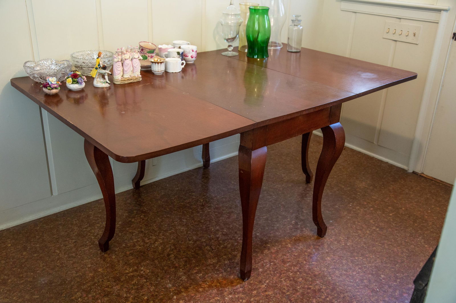 QUEEN ANNE-STYLE DROP-LEAF TABLE (1 of 3)