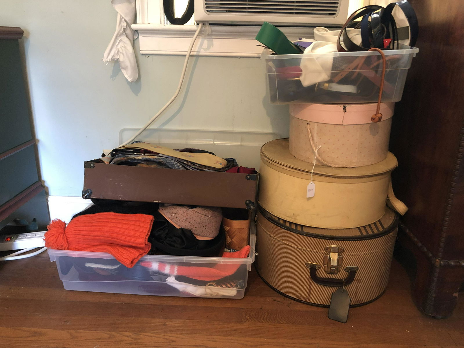 LARGE GROUP OF VINTAGE FASHION ACCESSORIES (1 of 1)