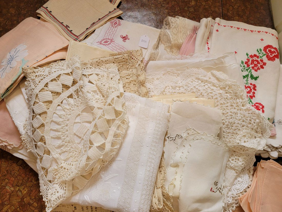 LARGE GROUP OF VINTAGE TABLE LINENS (1 of 4)