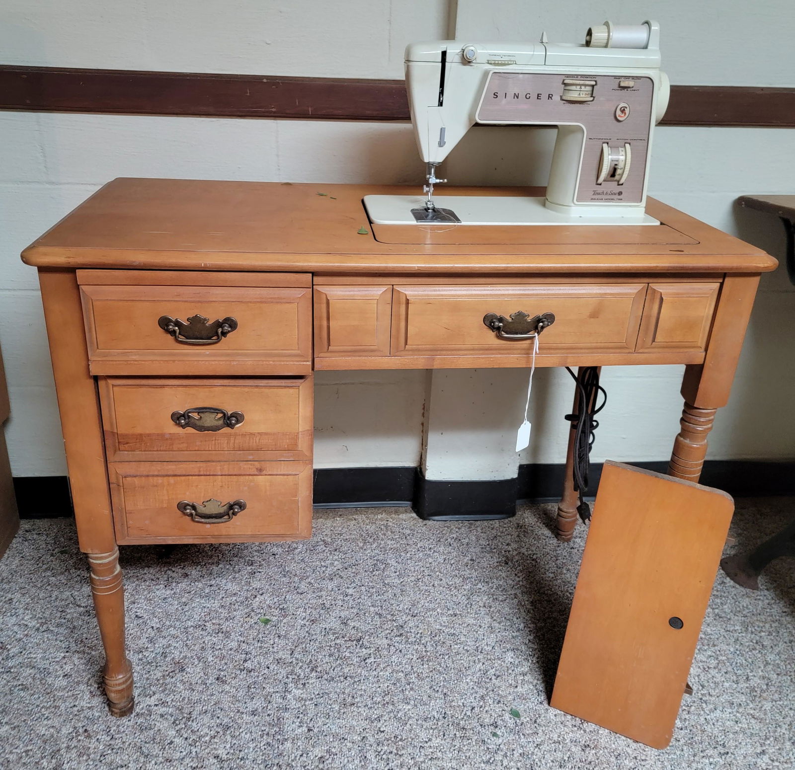 VINTAGE SINGER SEWING MACHINE (1 of 2)