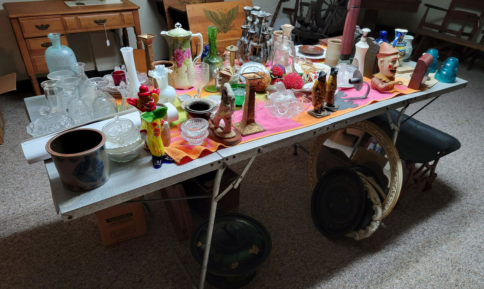 LARGE GROUP OF COLLECTIBLES AND DÃ‰COR (1 of 9)