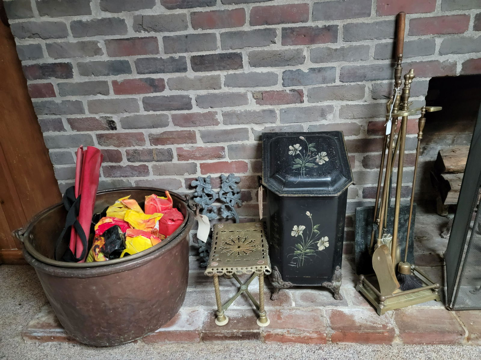 COLLECTION OF FIREPLACE ITEMS AND DÃ‰COR (1 of 3)