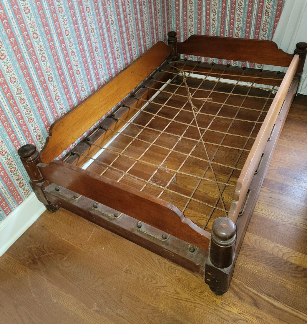 ANTIQUE TRUNDLE BED (1 of 4)