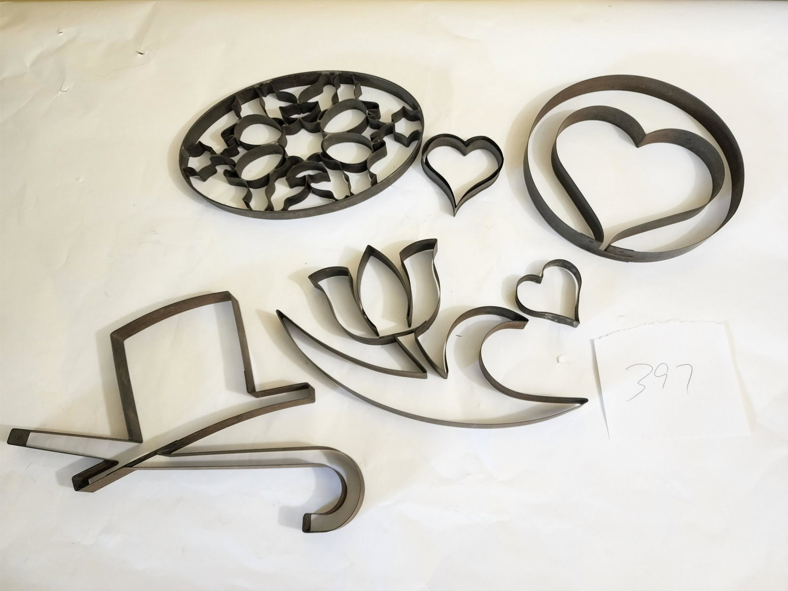 COLLECTION OF TINWARE: 20th century. Molds and decorative items.