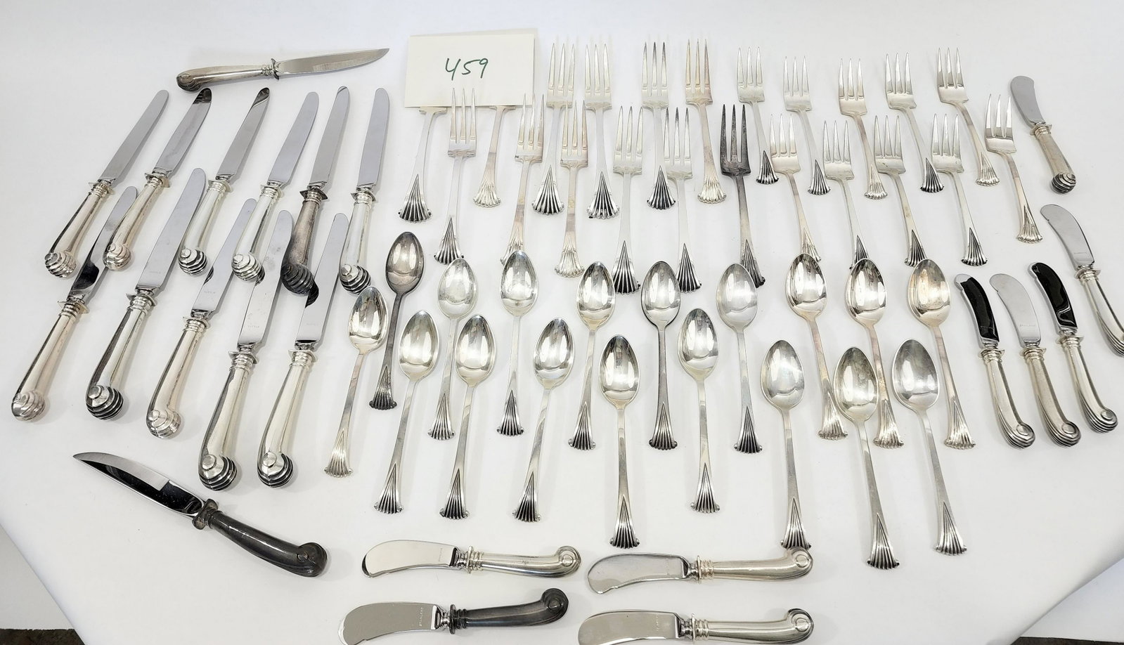 LARGE SET OF TUTTLE "ONSLOW" STERLING SILVER: 20th century. Includes 18 teaspoons, 10 salad forks, 12 dinner forks, 11 table knives, 9 small knives, 2 edged knives, 6 salt spoons, and 21 miscellaneous pieces. 89 pieces total, approx. 3163g (exclu