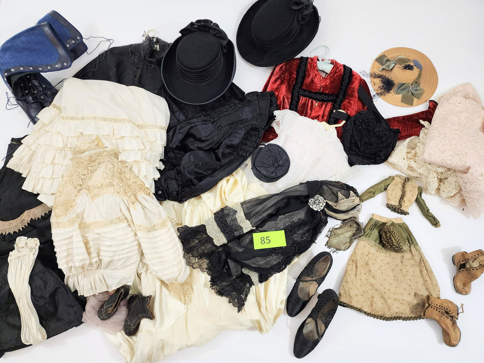 LARGE LOT OF VINTAGE AND ANTIQUE-STYLE CLOTHING AND ACCESSORIES (1 of 11)