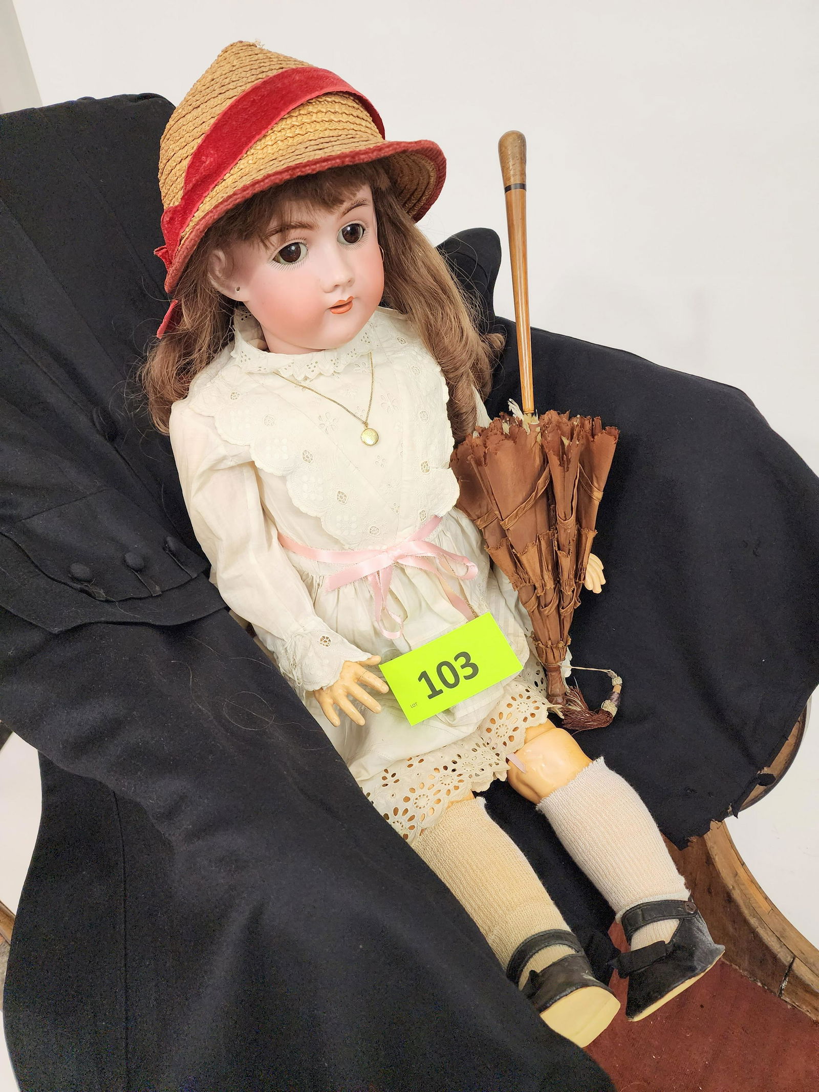 32" SIMON-HALBIG/HEINRICH HANDWERCK DOLL: Bisque head and composition body, sleepy eyes, open mouth with teeth, brunette, in white gown with lace embroidery and with parasol. 32" high.