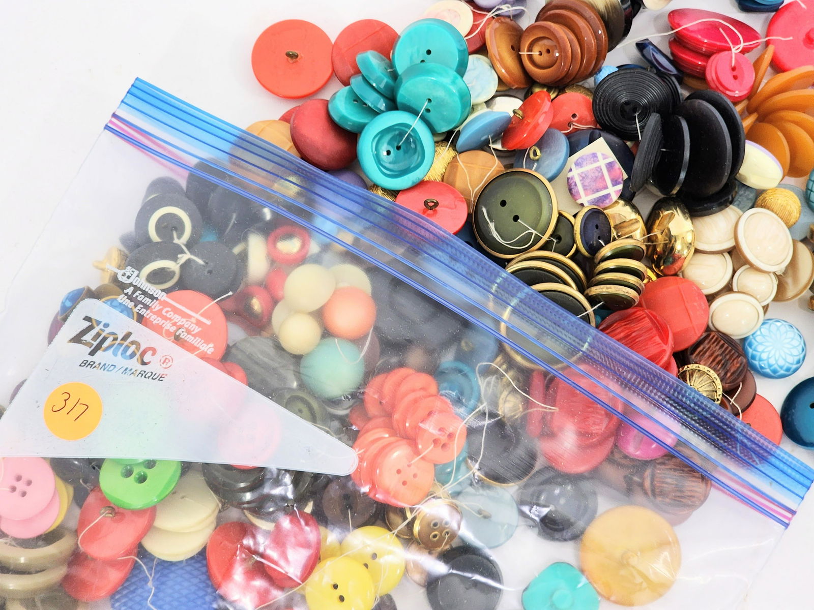 LARGE GROUP OF VINTAGE BUTTONS (1 of 4)