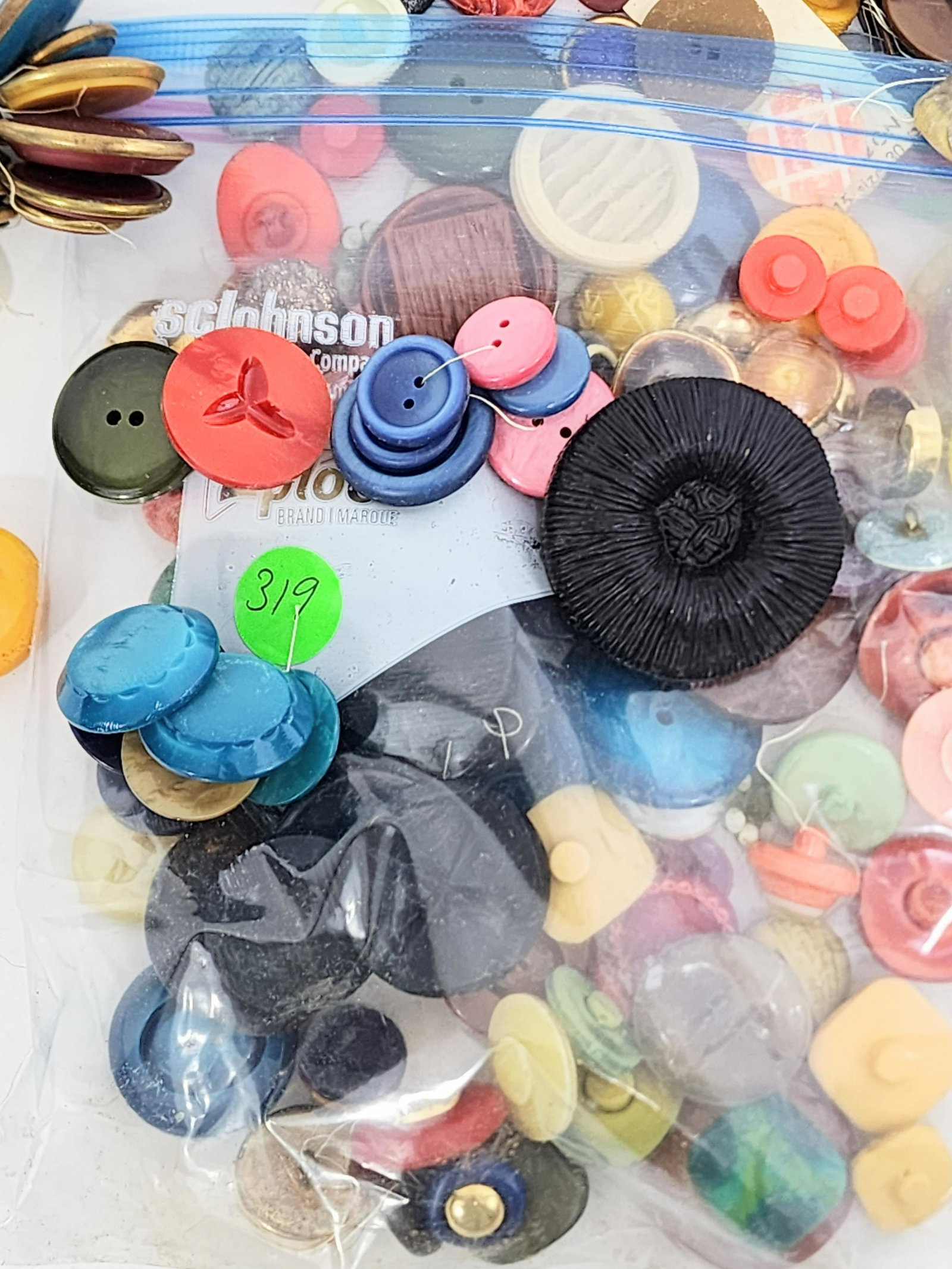 LARGE GROUP OF VINTAGE PLASTIC BUTTONS (1 of 4)