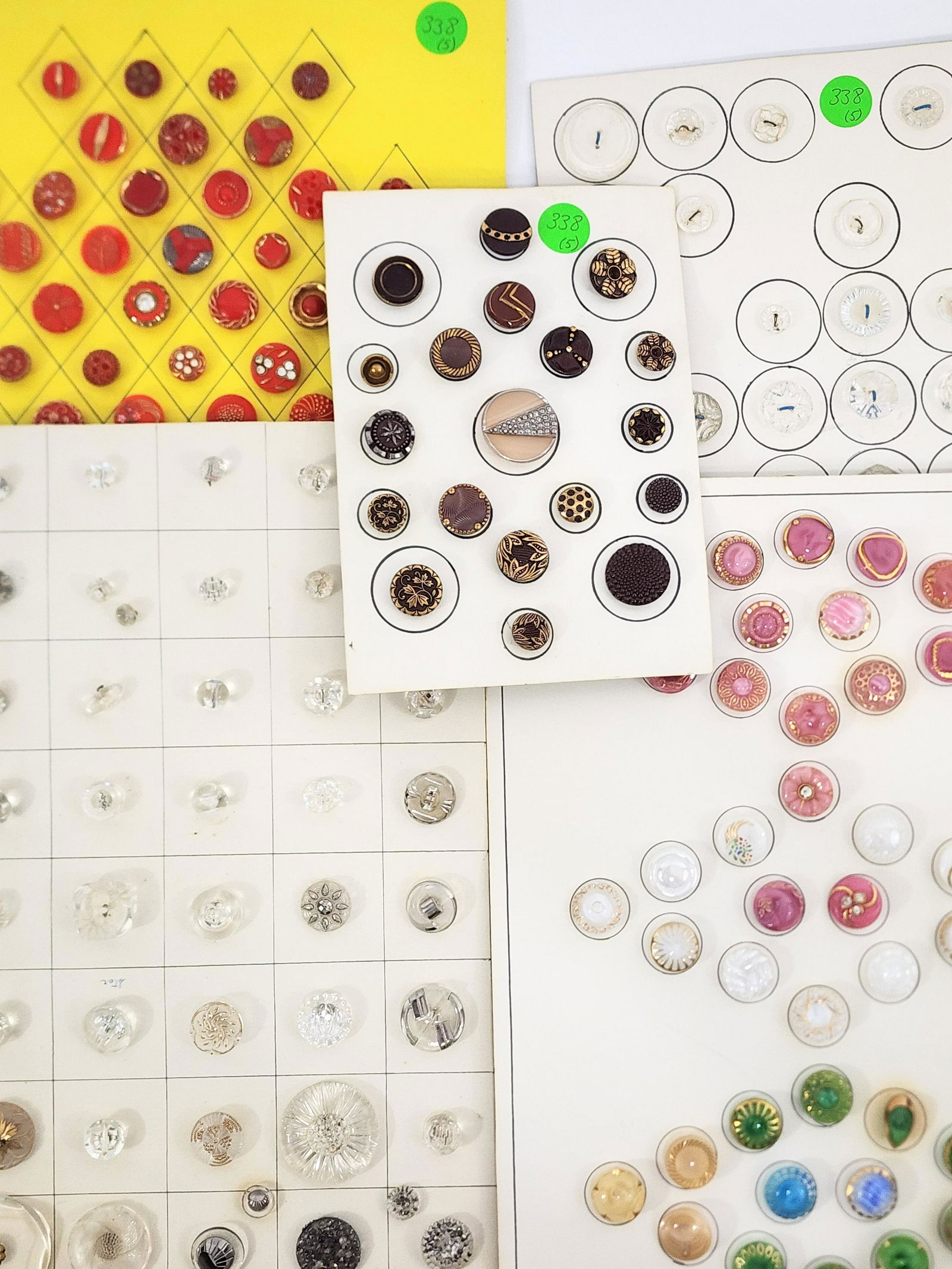 LARGE GROUP OF VINTAGE BUTTONS (1 of 6)