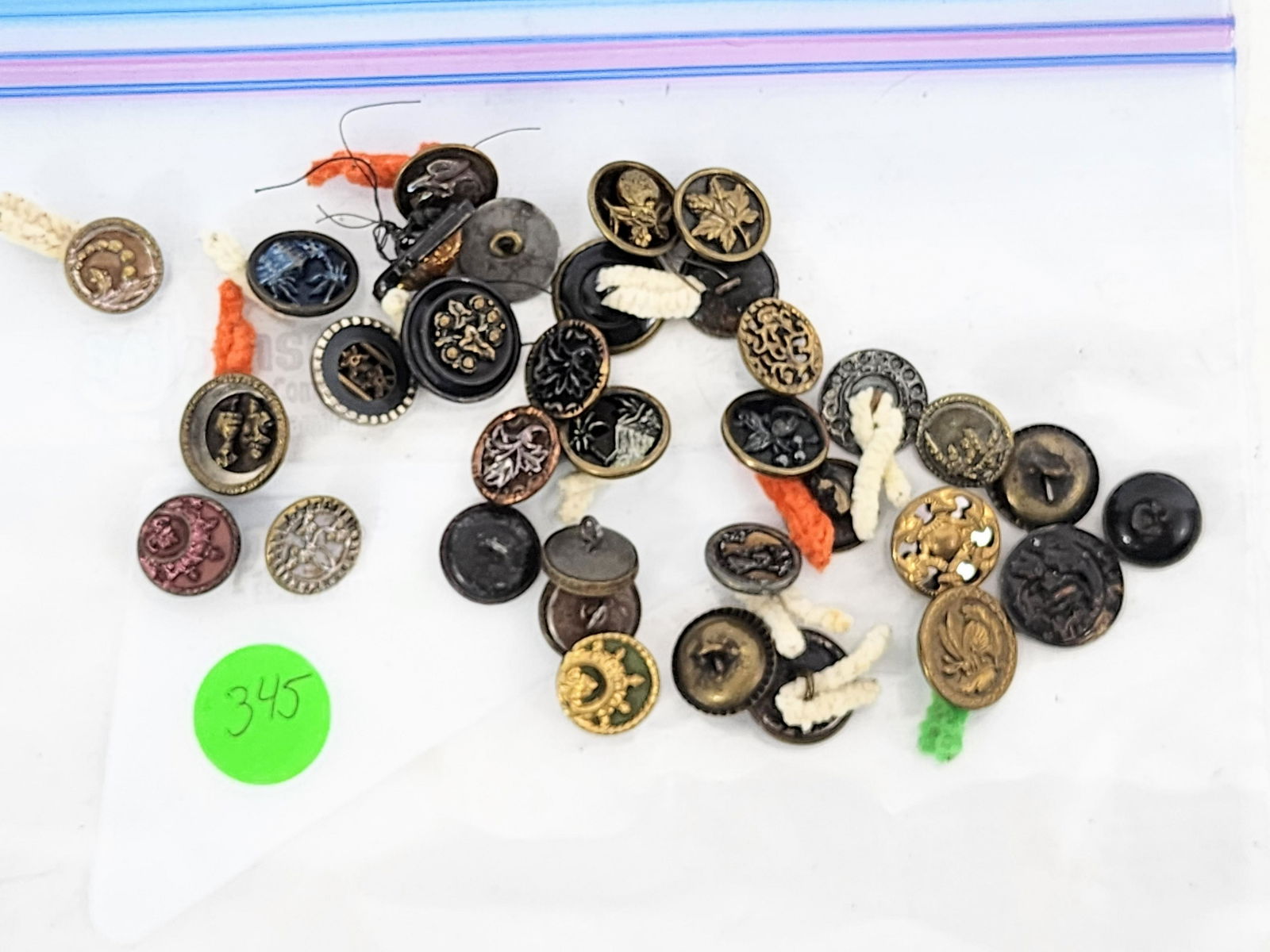 GROUP OF VICTORIAN PICTURE BUTTONS (1 of 1)