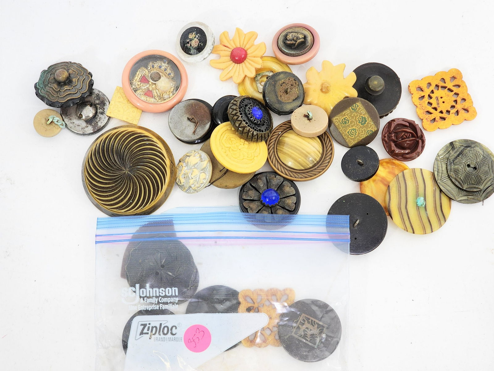 GROUP OF LARGE  VINTAGE BUTTONS (1 of 3)