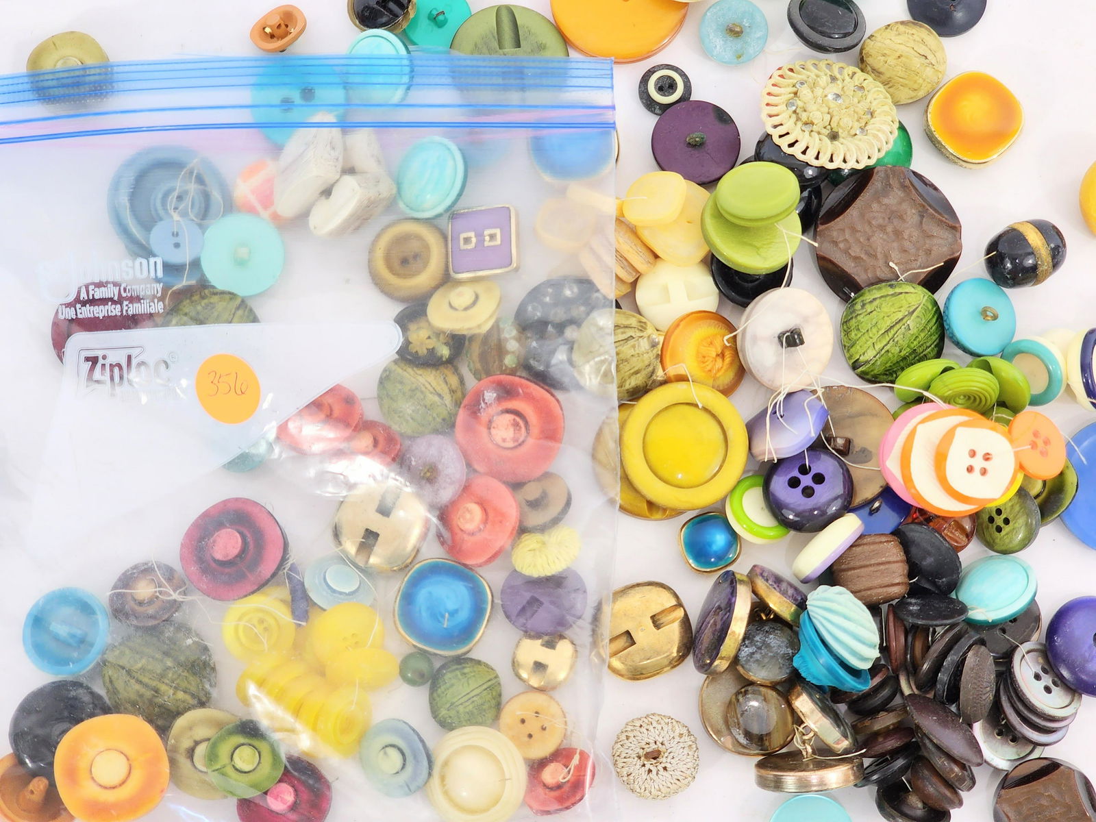 LARGE GROUP OF VINTAGE BUTTONS (1 of 3)