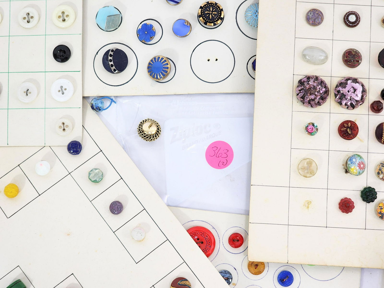 GROUP OF VINTAGE BUTTONS (1 of 5)