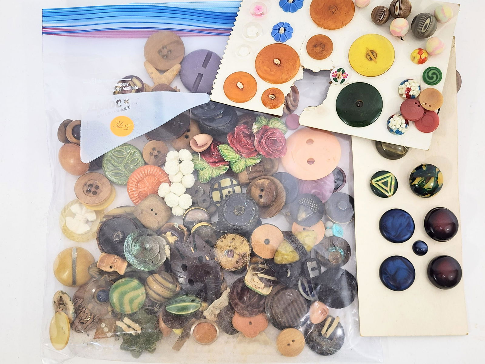 LARGE GROUP OF VINTAGE BUTTONS (1 of 3)