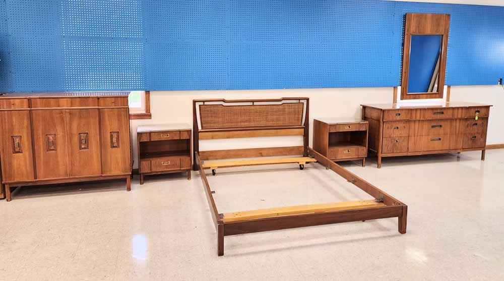 MID-CENTURY WIDDICOMB BEDROOM SET (1 of 6)