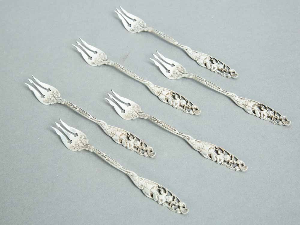 SIX STERLING LABORS OF CUPID DOMINICK & HAFF OYSTER FORKS: American, c. 1900. 2.6 troy ounces total weight. 5.5"l.