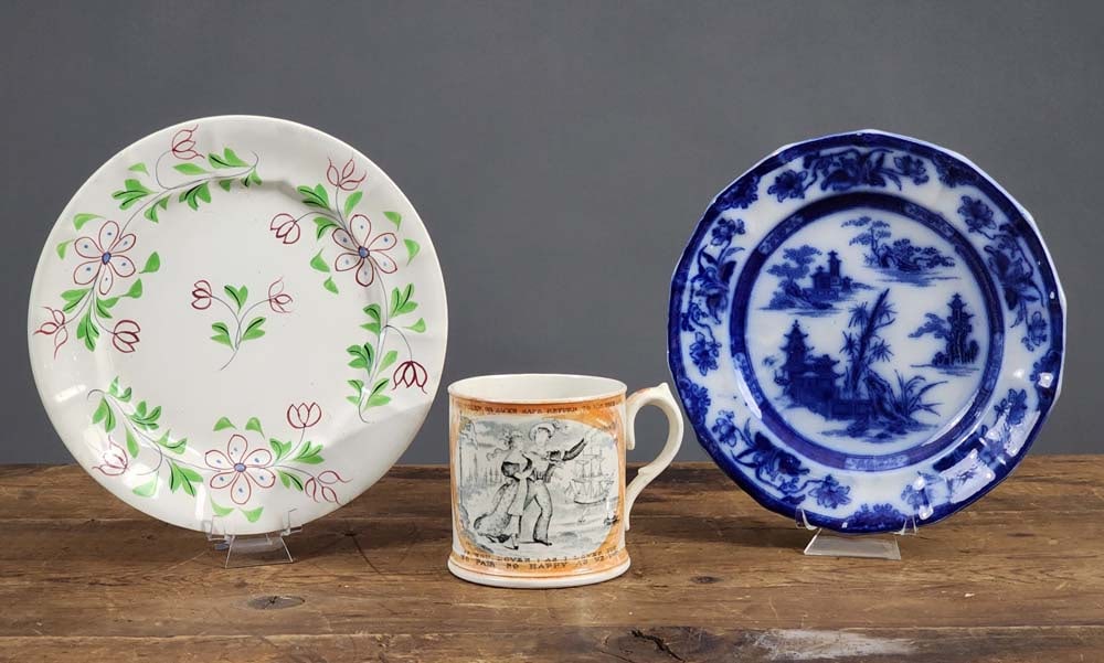 THREE PIECES OF DECORATED ENGLISH POTTERY (1 of 6)