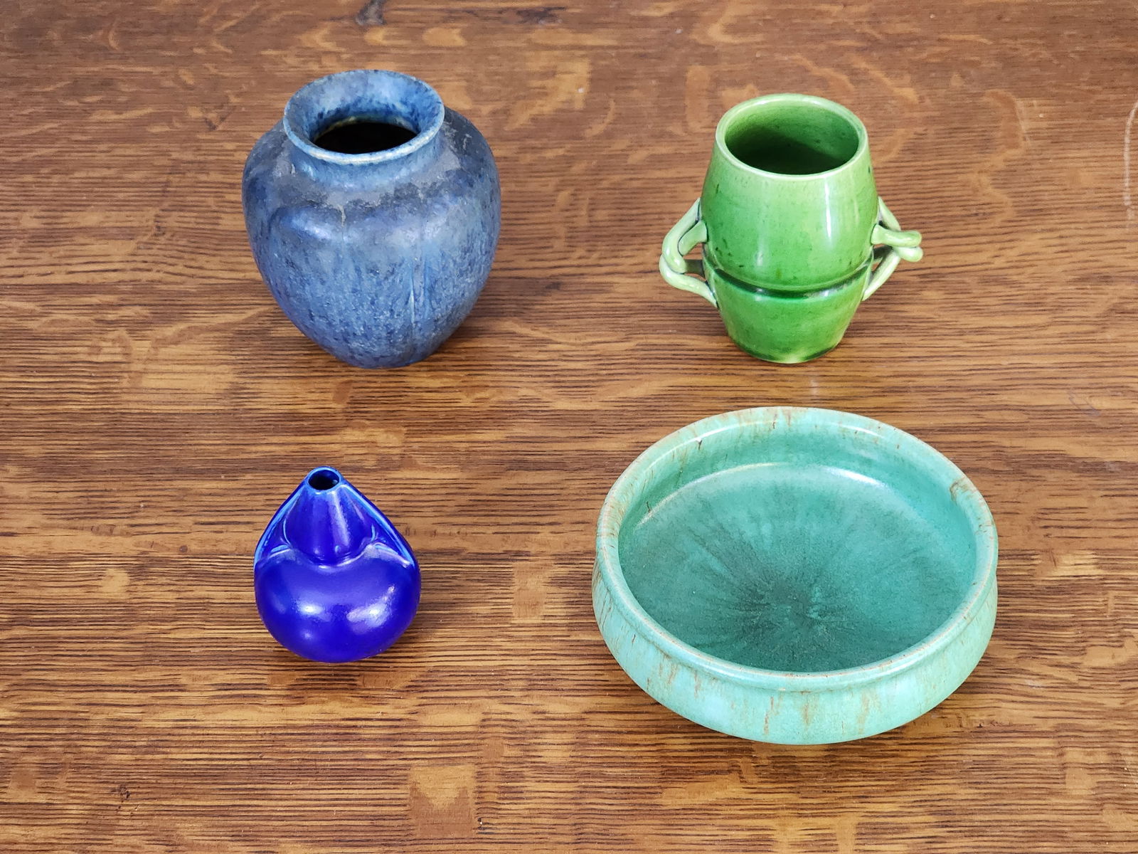FOUR SMALL PIECES OF ARTS AND CRAFTS POTTERY (1 of 8)