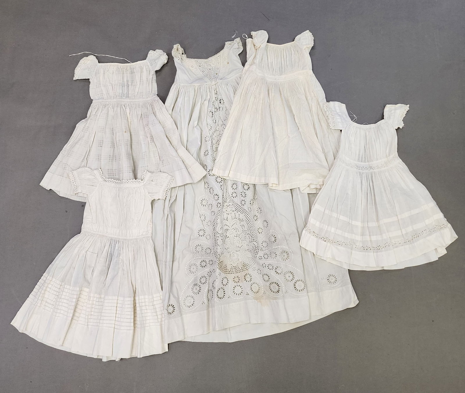 COLLECTION OF CHILDREN'S CLOTHING: 2nd quarter-19th century, cotton. With detailed embroidery.