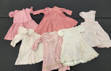 GROUP OF CHILDREN'S CLOTHING IN PINKS