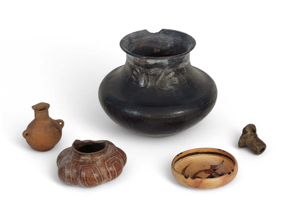 COLLECTION OF INDIGENOUS POTTERY AND A PIPE (1 of 20)