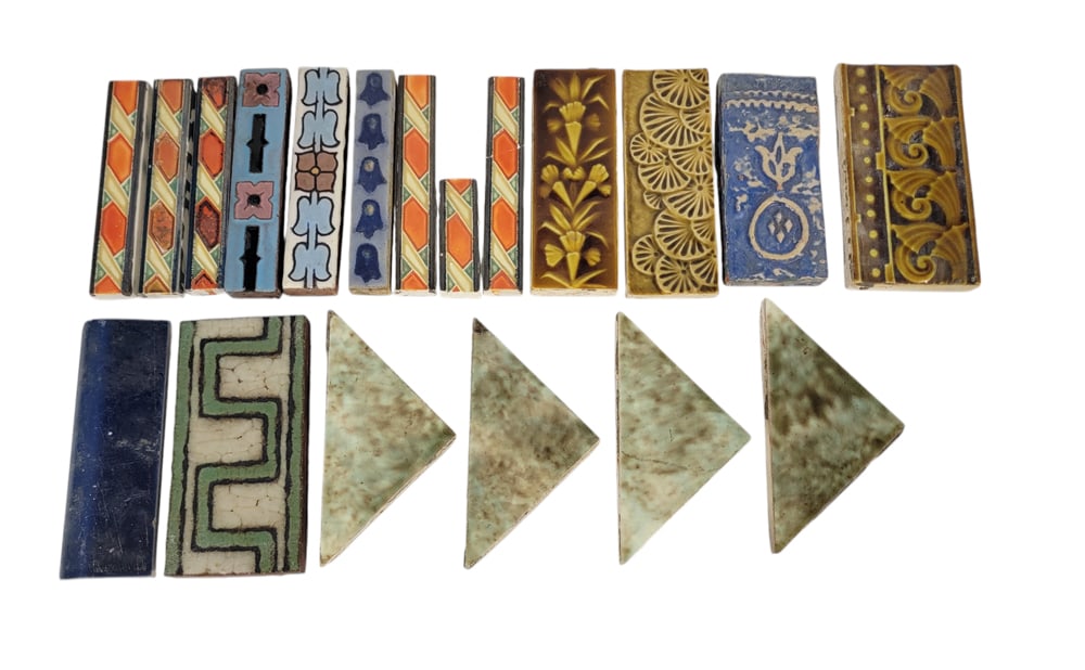 LARGE GROUP OF DECORATIVE BORDER AND CORNER TILES (1 of 1)