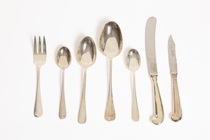 SET OF WILLIAMSBURG QUEEN ANNE STERLING SILVER FLATWARE