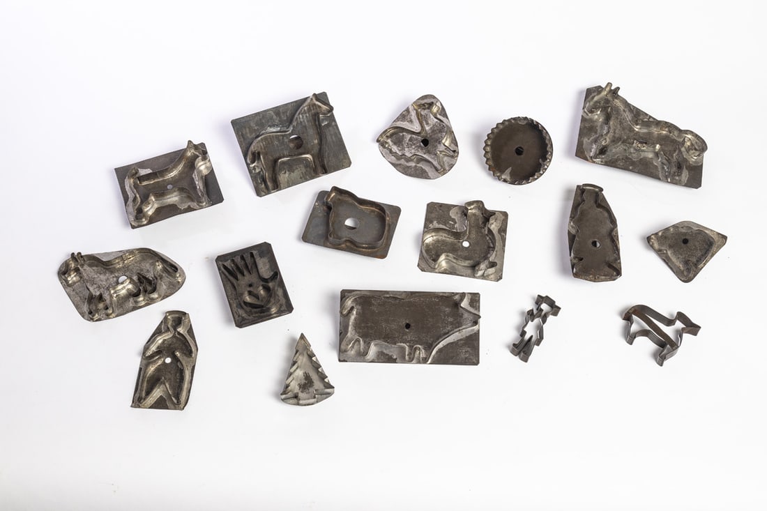 COLLECTION OF SIXTEEN TIN COOKIE CUTTERS (1 of 4)