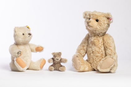 THREE SMALL STEIFF BEARS