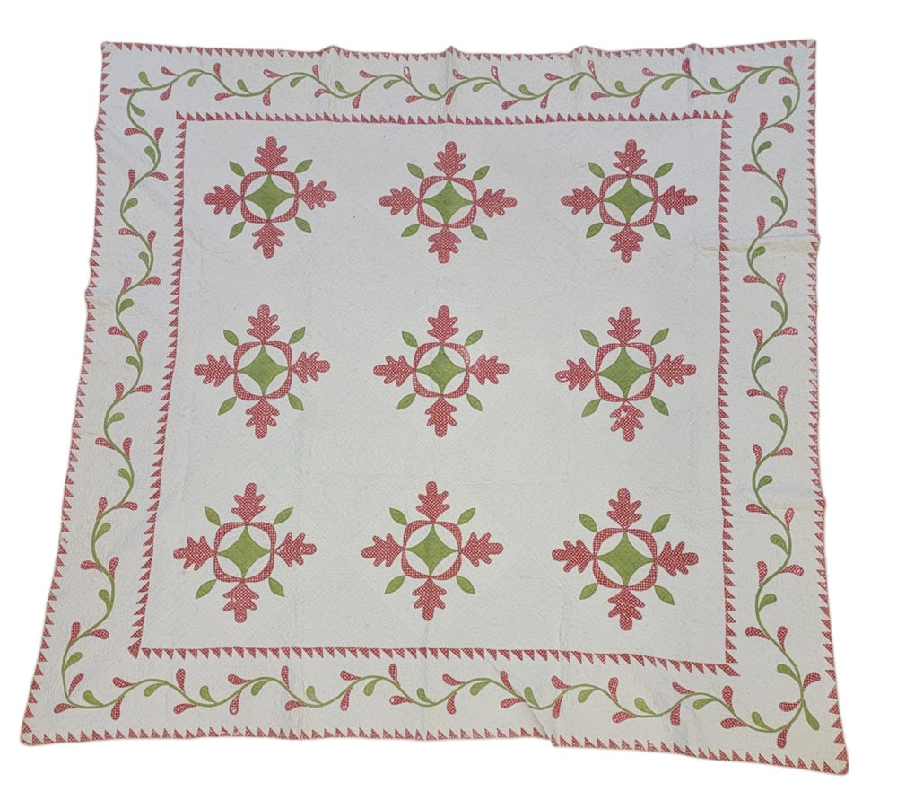 OAK LEAF APPLIQUE QUILT WITH SAWTOOTH BORDER