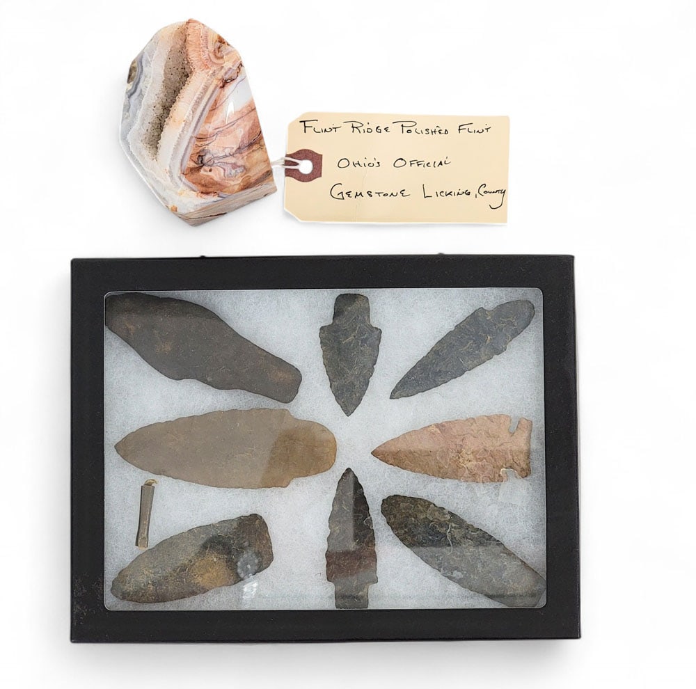 PRE-CONTACT NATIVE POINTS AND FLINT RIDGE SPECIMEN: Includes a riker mount of points and one tin cone; together with a polished specimen of Flint Ridge flint and quartz, the official gemstone of the State of Ohio. Specimen is 3" high. Provenance: an Oh