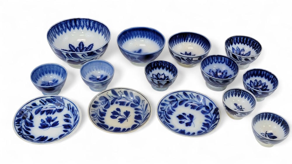 PARTIAL SET OF DUTCH FLOW BLUE: Societe Ceramique, Maestricht, late 19th century. Spinach/Turkey Feather pattern. Fourteen bowls of various sizes, largest is 6.75" diameter. Provenance: an Illinois collection. Affordable, in-house s
