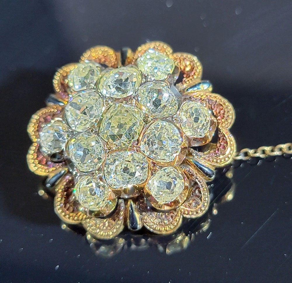 ANTIQUE DIAMOND & GOLD BROOCH (1 of 2)