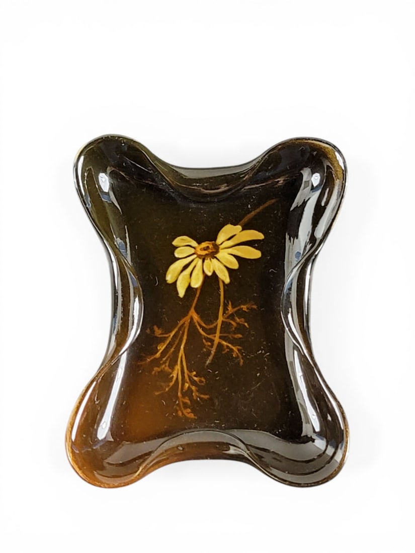LONHUDA PIN TRAY: Steubenville, Ohio, 1892-1896. A quatrefoil pin tray with daisy decoration, Standard-type glaze. 4" long. Provenance: Collection of Ray and Eva Thomas, Zanesville, Ohio. NOTE: We are happy to answer