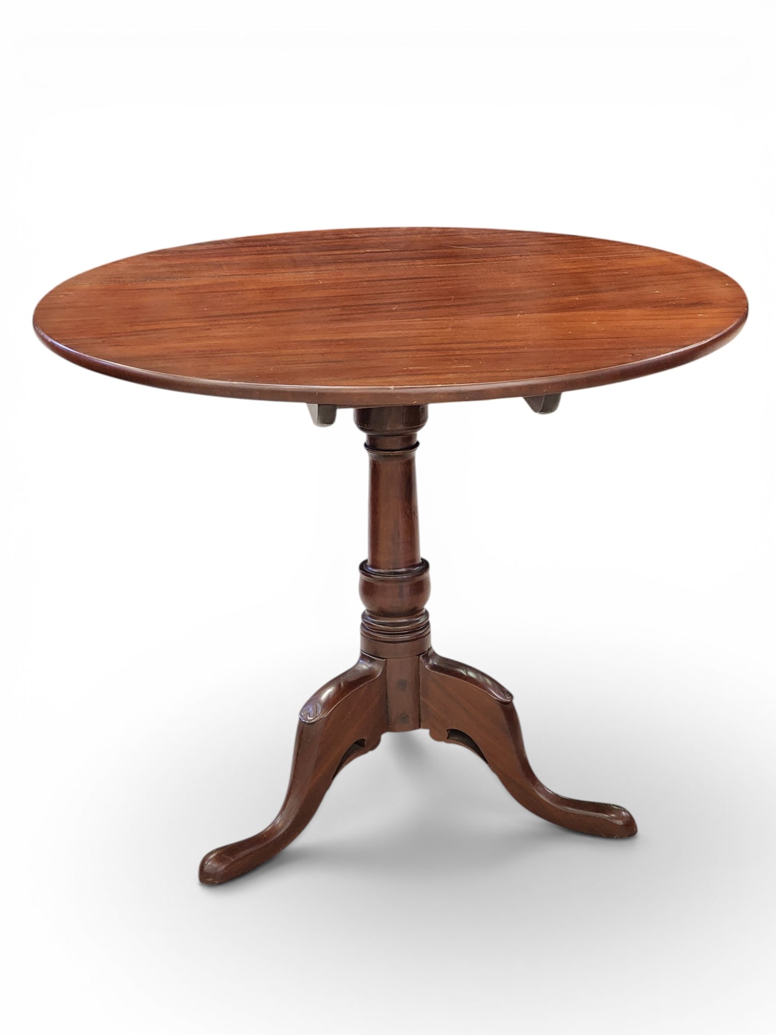GEORGE III TILT-TOP TEA TABLE: English, 18th century, mahogany. Round top over a turned column and cabriole legs ending in pad feet. 29" high, 36" diameter. Provenance: Collection of Bob and Maxine Edwards, New Philadelphia, Ohio.