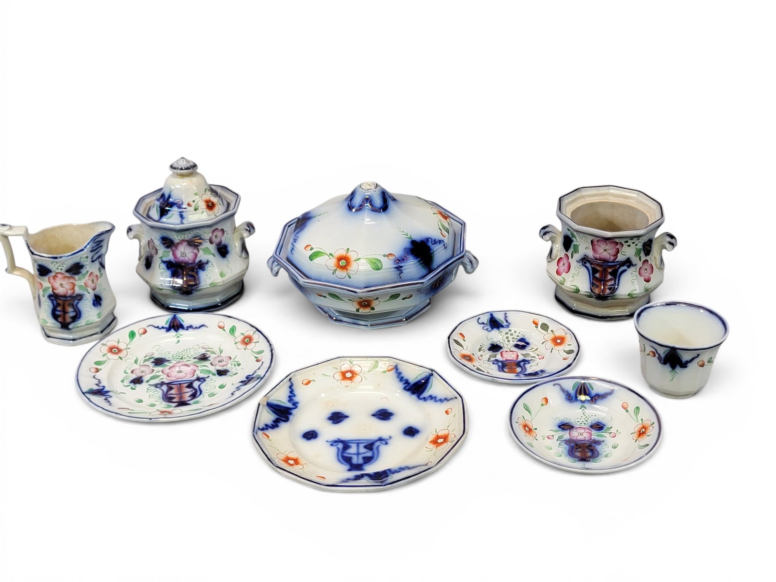 SET OF GAUDY WELSH URN PATTERN CHINA: English, 19th century. Includes various sizes of plates, as well as cups and saucers, and serving pieces. Provenance: Collection of Bob and Maxine Edwards, New Philadelphia, Ohio. NOTE: We are happy