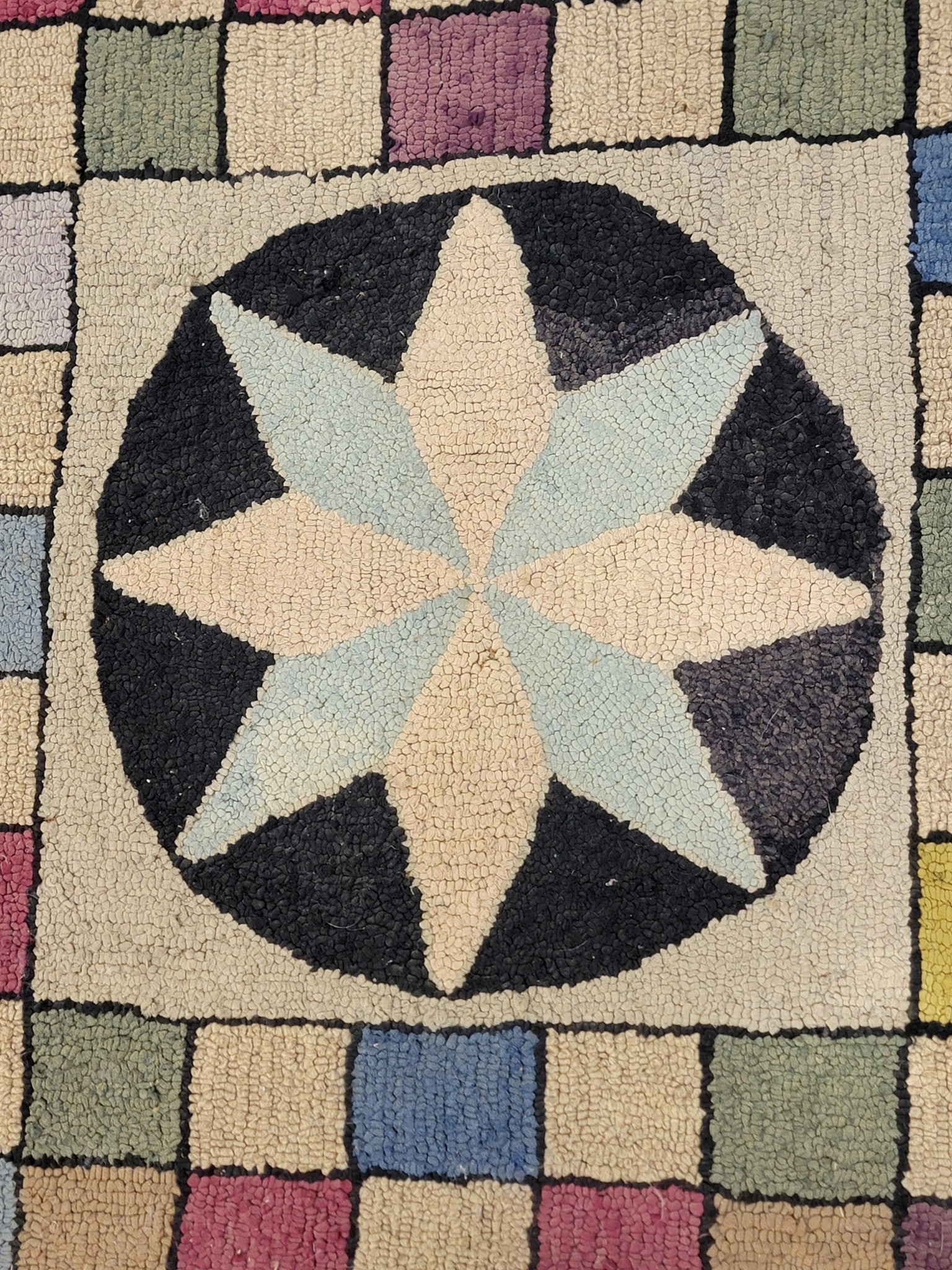 HOOKED RUG WITH STAR - 2