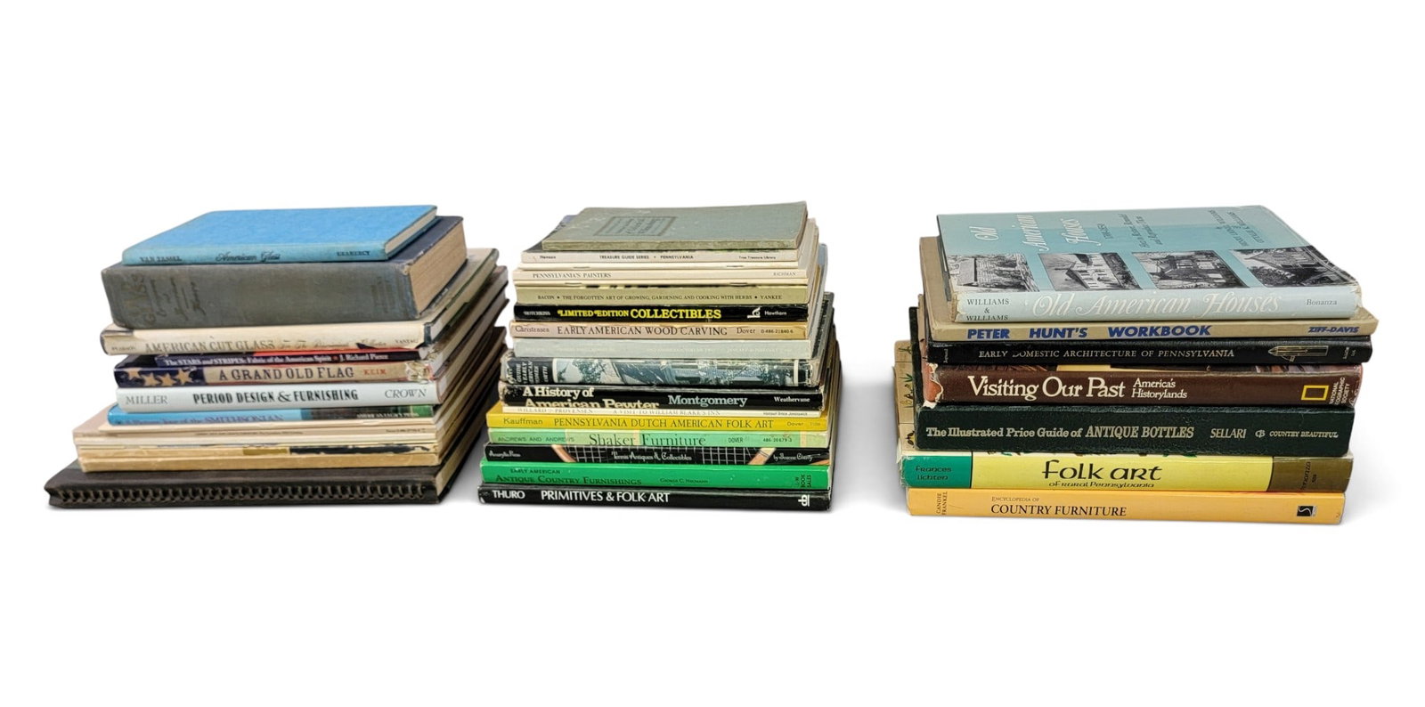 COLLECTION OF BOOKS ON ANTIQUES.: Includes books on carving, pewter, folk art, Peter Hunt, and more. Provenance: a New York State collection NOTE: We are happy to answer questions and take additional photos of lots prior to the