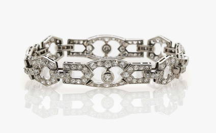 A link bracelet with diamonds