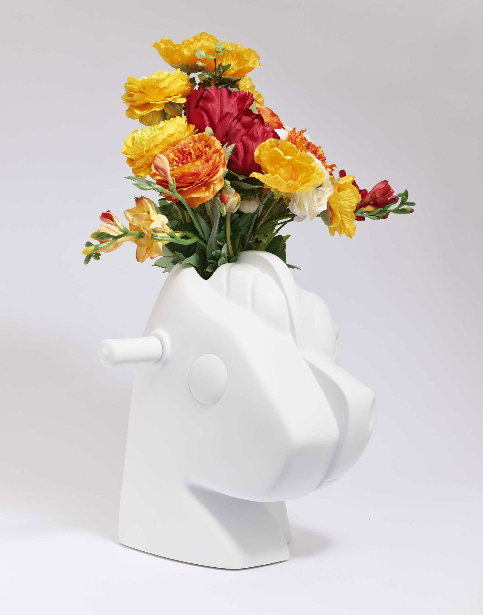Split Rocker. 2012: Vase. White porcelain, glazed. With artificial flower bouquet and original packaging. Marked with signature, date, title and edition on the underside. One of 2500 copies. Edition Bernardaud Manufactur