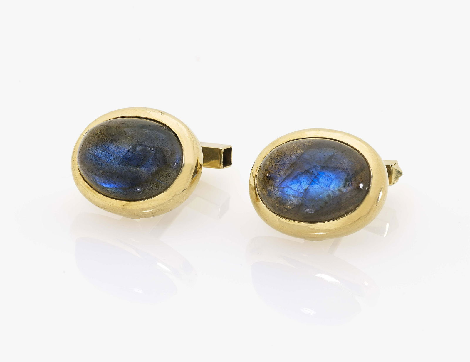 Ein Paar Manschettenknöpfe mit Labradorit: Yellow gold 585/-, hallmarked. Salzburg control office mark and hallmark as of 1954. Jeweller's hallmark. 2 cabochon cut labradorites, totalling approx. 26 ct. (calculated weight). Approx. 2.29 x 1,81