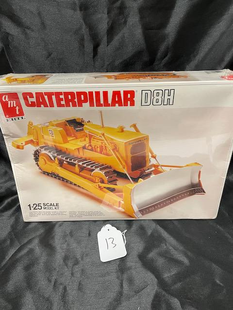 SEALED VINTAGE AMT CATERPILLAR D8H MODEL KIT 1:25 (1 of 1)