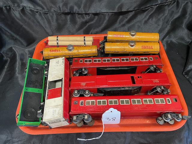 TRAY LOT OF LIONEL AND OTHER TIN TRAIN CARS: TRAY LOT OF LIONEL AND OTHER TIN TRAIN CARS