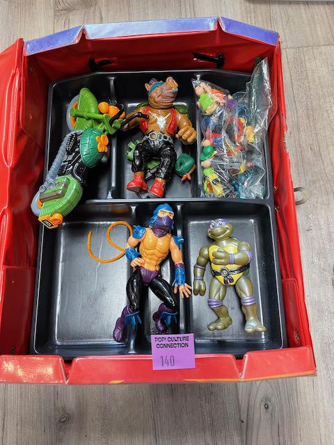 TURTLES CASE WITH FIGURES AND PARTS: Comes as seen in pictures