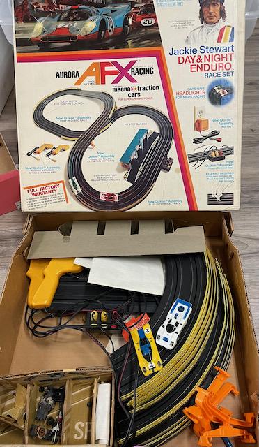AFX SLOT CAR SET WITH 2X CARS: Comes as seen in pictures